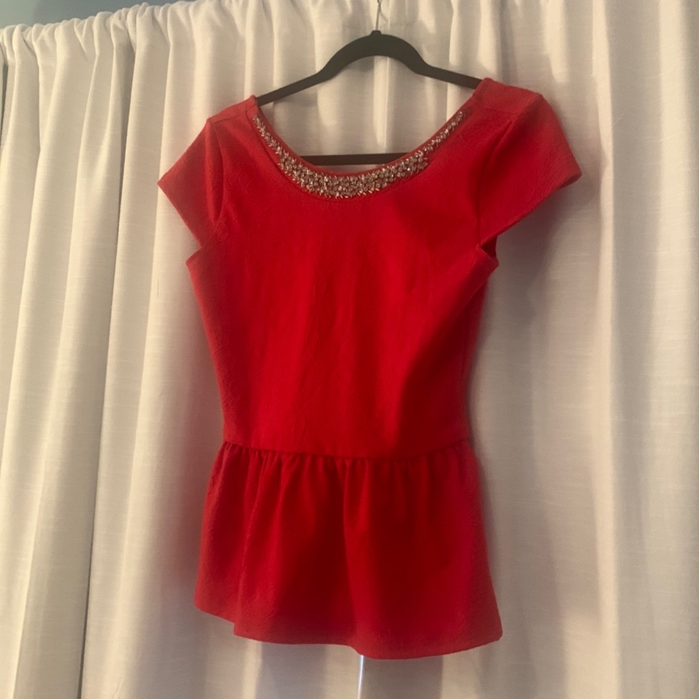 Size small. Beautiful too with gems stones on the collar.